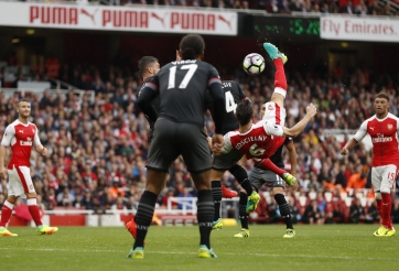 VIDEO: Koscielny tung người móc bóng đẳng cấp gỡ hòa cho Arsenal