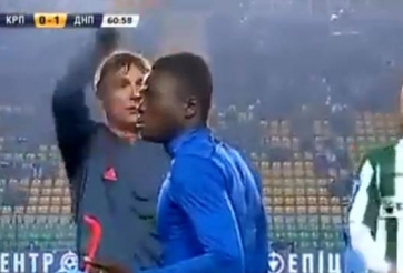 VIDEO: Màn thay cầu thủ 'nhọ' nhất trong lịch sử bóng đá