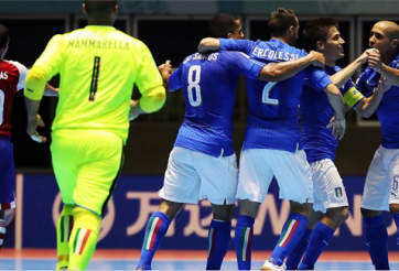 Ngược dòng thành công, Italia san sẻ ngôi đầu với Việt Nam