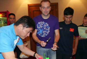 Bác sĩ Chavito của tuyển futsal Việt Nam rơi lệ trong ngày sinh nhật