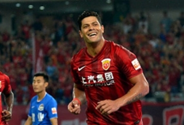 VIDEO: Cú sút xa cực mạnh của Hulk khiến thủ môn đứng nhìn