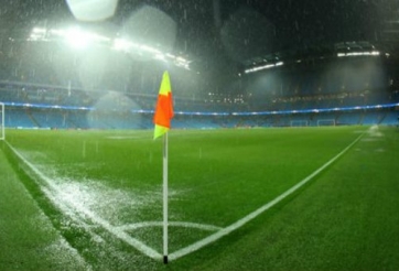 VIDEO: Mưa lớn khiến trận Man City - M'Gladbach bị hoãn