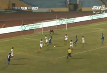 Cầu thủ U19 Philippines đi bóng ghi bàn như chỗ không người