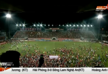 Hình ảnh CĐV Hải Phòng tràn xuống sân ăn mừng dù đội nhà không vô địch