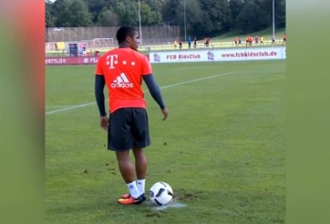 VIDEO: Phong cách đá pen cực ảo của sao Bayern