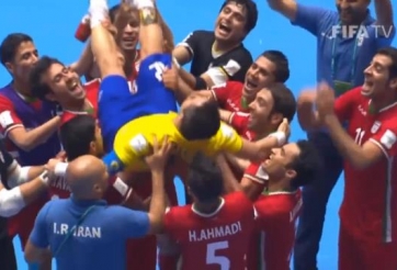 VIDEO: Khoảnh khắc cầu thủ Iran tôn vinh huyền thoại Falcao
