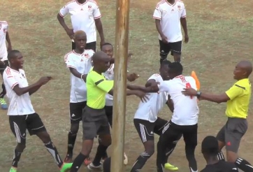 Hy hữu: Cầu thủ và trọng tài ẩu đả kinh hoàng vì tình huống thẻ đỏ