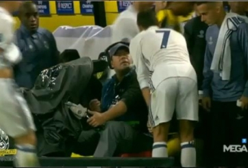 VIDEO: Hành động bất ngờ của Ronaldo khi bàn thắng bị việt vị