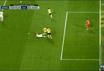 VIDEO: Hành động không đẹp của Ronaldo ở trận gặp Dortmund