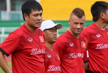 HLV Hữu Thắng bực bội trong buổi tập của ĐT Việt Nam