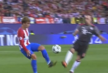 VIDEO: Griezmann xử lý tinh tế biến Ribery thành 'gã hề'