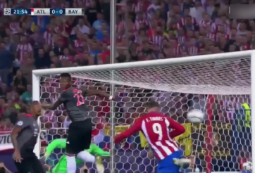 VIDEO: Torres bỏ lỡ khó tin từ khoảng cách 2m