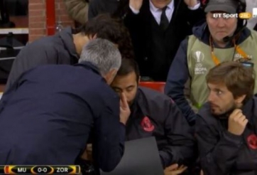VIDEO: Mourinho nổi cơn thịnh nộ với trợ lý ngay trong trận đấu