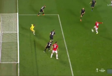 VIDEO: Pha kiến tạo siêu 'dị' của Rooney cho Ibrahimovic