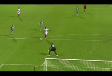 VIDEO: Khi tiền đạo so tài 'chân gỗ' ở Bundesliga