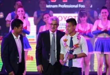 VIDEO: Tình huống 'muối mặt' của HLV Hữu Thắng ở Gala tổng kết V-League