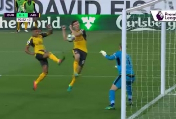 VIDEO: Pha ghi bàn bằng tay của Koscielny vào lưới Burnley