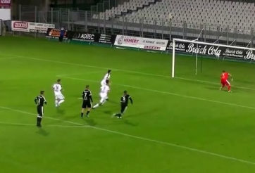 VIDEO: Pha cản phá penalty 'đỉnh' chưa từng thấy