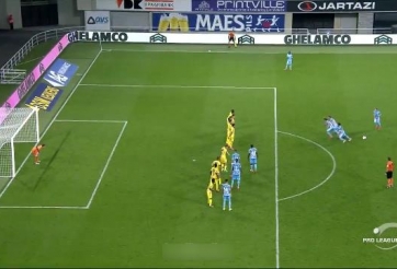 VIDEO: Pha dàn xếp đá phạt đẹp mắt như trong truyện tranh