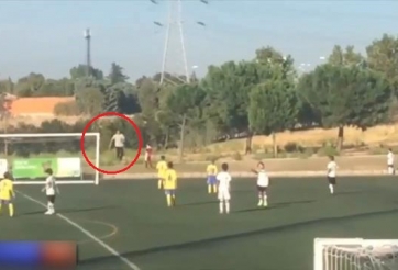 VIDEO: Ronaldo sắm vai người nhặt bóng trong trận đấu của con trai