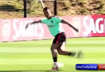 VIDEO: Ronaldo ngẫu hứng ghi bàn kiểu rabona