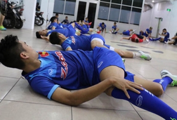 Mưa lớn, ĐT Việt Nam vào nhà tập các bài đặc biệt