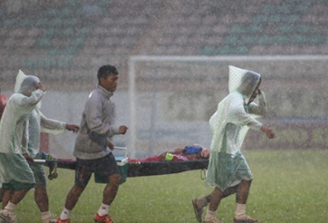 Sao HAGL cấp cứu khẩn cấp sau pha va chạm mạnh