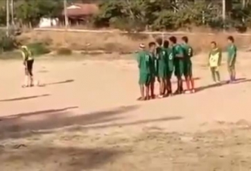 VIDEO: Pha biểu diễn đá phạt chỉ có ở bóng đá Nam Mỹ