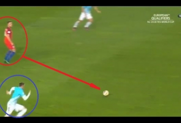 VIDEO: Joe Hart 'khổ' vì đường chuyền không cần nhìn của Henderson