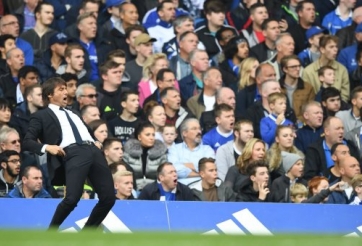 VIDEO: HLV Conte trổ tài khống chế bóng 'siêu dính' như Ronaldinho