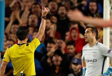 VIDEO: Sai lầm hy hữu dẫn tới thẻ đỏ của Bravo trước Barcelona