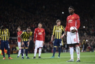 VIDEO: Pogba tái hiện phong cách đá pen siêu dị trước Fenebahce