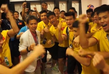VIDEO: Vỡ òa với niềm vui trong phòng thay đồ của U19 Việt nam