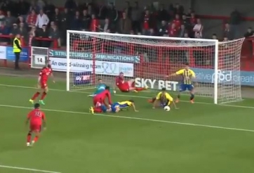 VIDEO: Pha bỏ lỡ kịch tính và khó tin nhất tuần qua