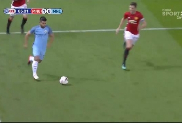 VIDEO: Màn đua tốc và cản phá ấn tượng của Carrick vs Aguero