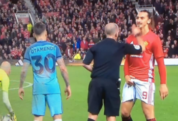 VIDEO: Hành động 'lạ' của Ibrahimovic khi nhận thẻ vàng trước Man City