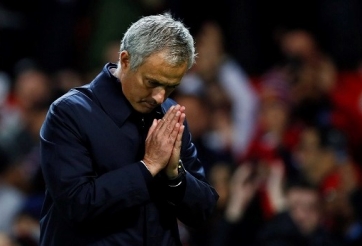 VIDEO: HLV Mourinho chắp tay xin lỗi CĐV MU vì trận thua Chelsea