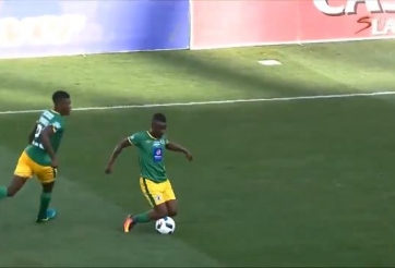 VIDEO: Bị trọng tài phạt thẻ vàng vì lừa bóng kiểu 'ngứa mắt'