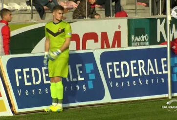 VIDEO: Cậu bé nhặt bóng bị thủ môn ném bóng vào mặt vì câu giờ