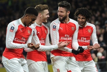 Tin bóng đá Anh 1/11: Giroud quyết 'hất cẳng' Sanchez, Lý giải vụ Mourinho bị đuổi lên khán đài