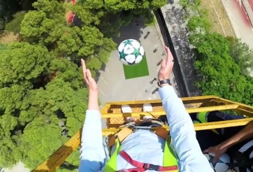 VIDEO: Luis Suarez và thử thách khống chế bóng từ độ cao 35m