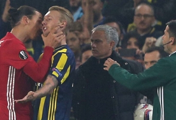 Ibrahimovic bóp cổ cầu thủ Fenerbahce, đối mặt án phạt nặng