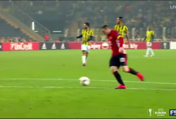 VIDEO: Pha xử lý bóng thảm họa của Rooney