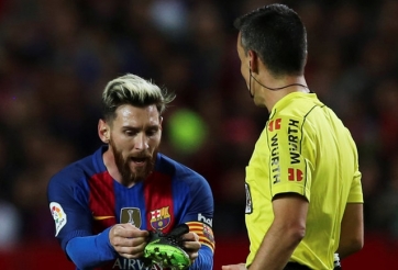 VIDEO: Messi ném giày vì bị phạt thẻ vàng khó hiểu