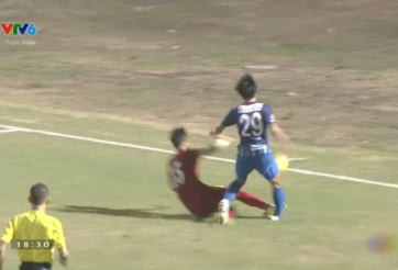 VIDEO: Pha vào bóng nguy hiểm không đáng có của Ngọc Hải