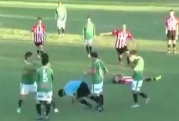 VIDEO: Kinh hoàng cầu thủ đấm trọng tài thiệt mạng ngay trên sân bóng