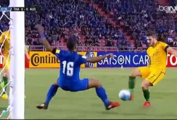 VIDEO: Tình huống thoát thẻ đỏ may mắn của Thái Lan trước Australia