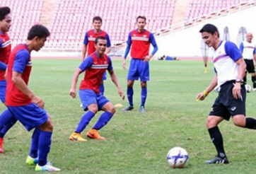 VIDEO: HLV Kiatisuk dạy học trò ở ĐT Thái Lan sút bóng