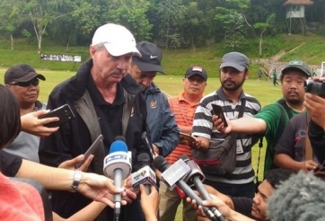 HLV Riedl tuyên bố sẽ chơi đôi công với ĐT Việt Nam