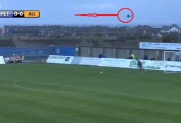 VIDEO: Thủ môn phát bóng trúng chim đang bay